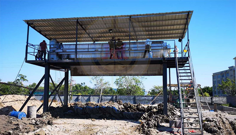 安裝污泥壓濾機(jī)后，須首先檢查設(shè)備并進(jìn)行調(diào)試